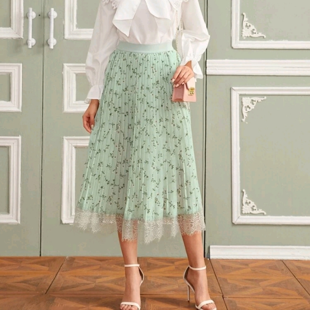 Eyelash Lace Hem Pleated Floral Print Skirt